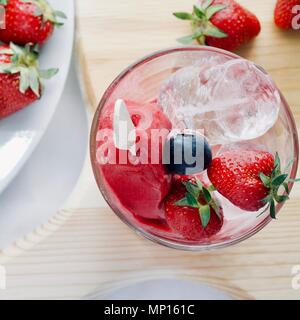 Deliziosi piatti gustosi piatti appetitosi gelato artigianale con frutta con fragola mirtillo e ghiaccio, flatlay close up Foto Stock