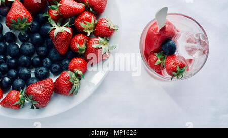 Deliziosi piatti gustosi piatti appetitosi gelato artigianale con frutta con fragola mirtillo e ghiaccio, flatlay close up Foto Stock