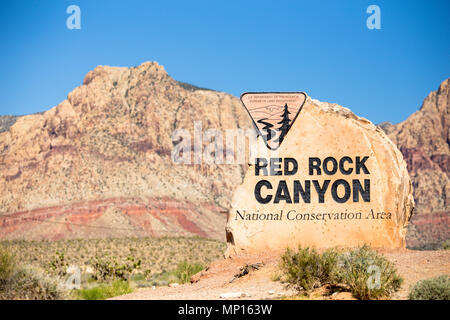 Rock boulder segno per il Red Rock Canyon a Las Vegas Nevada con le montagne sullo sfondo Foto Stock