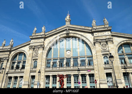 Vista esterna della stazione dei treni di Gare du Nord facciata di edificio con un cielo blu nella primavera Parigi Francia Europa KATHY DEWITT Foto Stock