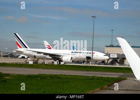 Air France piani degli aeromobili e dei lavoratori al di fuori su asfalto a Charles de Gaulle aeroporto CDG durante lo sciopero di aprile 2018 Parigi Francia KATHY DEWITT Foto Stock