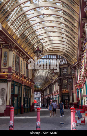 Leadenhall Market nella City di Londra, progettato da Horace Jones nel 1881 Foto Stock