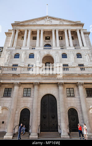 Banca di Inghilterra su Threadneedle Street nel cuore del quartiere finanziario di Londra Foto Stock