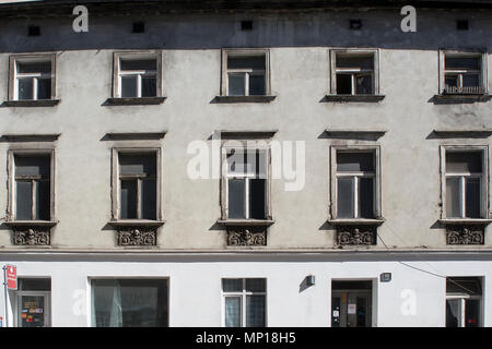 Poznan, Polonia, 30 Aprile 2018: facciata di un vecchio edificio Foto Stock