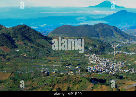 Il dieng plateau e monte prau è uno dei più belli destinazione nel centro di Giava, in Indonesia. Foto Stock