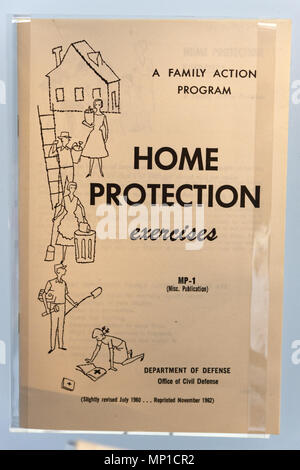 Un opuscolo da guerra fredda che descrivono Home esercizi di protezione in caso di attacco nucleare Foto Stock