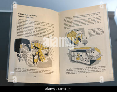 Un opuscolo da guerra fredda che descrive come costruire una famiglia un riparo in caso di attacco nucleare Foto Stock