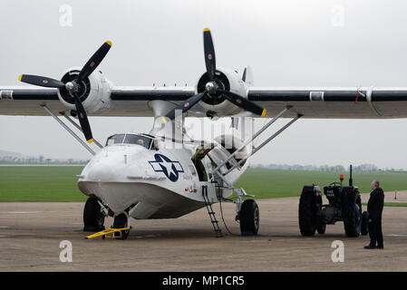 La consolidata costruttiva PBY-5A Catalina a Dusxford Air Museum sottoposti a prove del motore Foto Stock