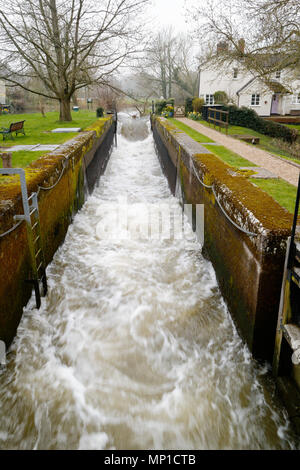 Le acque di esondazione racing attraverso il mulino gara a Dedham Mill, vicino Flatford, Essex Foto Stock