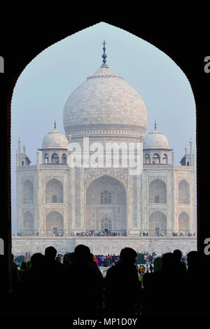 Taj Mahal, vista da vicino attraverso la porta di ingresso su asse nord-sud, Āgra, Uttar Pradesh, India Foto Stock