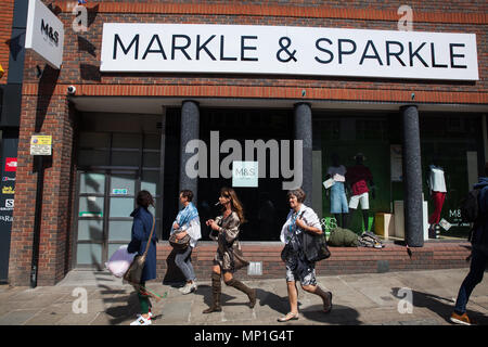 Windsor, Regno Unito. Il 20 maggio 2018. La filiale locale di Marks & Spencer è stata temporaneamente rinominata Markle e scintille per il royal wedding del Duca e Foto Stock