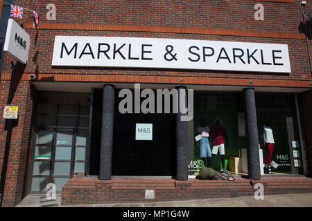 Windsor, Regno Unito. Il 20 maggio 2018. La filiale locale di Marks & Spencer è stata temporaneamente rinominata Markle e scintille per il royal wedding del Duca e Foto Stock