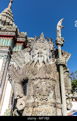 Statua di guerriero di Wat Pho tempio di Bangkok, Tailandia Foto Stock