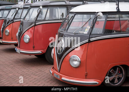 Vintage, retro Volkswagen VW Transorters Foto Stock