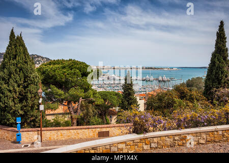 Città di Cannes sulla Costa Azzurra in Francia, le Suquet vista collina al mare e porto Foto Stock