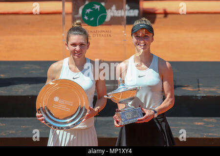 Foro Italico, Roma, Italia. Il 20 maggio 2018. Italian Open di Tennis, finals giorno; (L-R) Simona Halep (ROU) e Elina Svitolina (UKR) pongono con trofei dopo la loro partita finale Credito: Azione Sport Plus/Alamy Live News Foto Stock