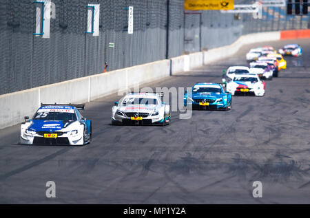 Klettwitz, Germania. 20 Maggio 2018.Motorsport, Deutsche Tourenwagen Masters (DTM, German Touring Car Masters), seconda gara al Lausitzring: pilota di Philipp Eng dell'Austria in BMW conduce dopo l'avvio, davanti al tedesco pilota Mercedes Pascal Wehrlein e Gary Paffett del Regno Unito da Mercedes. Foto: Lisa Ducret/dpa Credito: dpa picture alliance/Alamy Live News Credito: dpa picture alliance/Alamy Live News Foto Stock