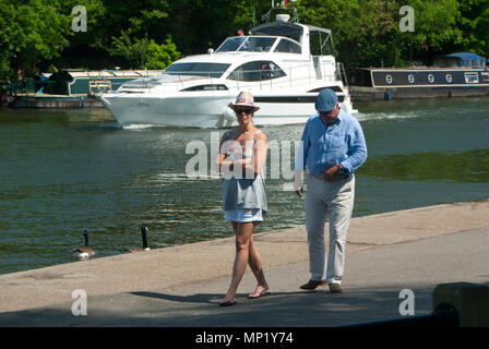 Londra, Regno Unito. 20 Maggio 2018.domenica pomeriggio di sole sul Tamigi vicino a Hampton Court. Credito: JOHNNY ARMSTEAD/Alamy Live News Foto Stock