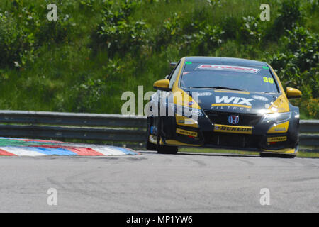 Andover, Hampshire, Regno Unito. Il 20 maggio 2018. Brett Smith (Eurotech Racing) racing a Thruxton gara circuito durante la Dunlop MSA British Touring Car Championship a Thruxton gara circuito, Andover, Hampshire, Regno Unito. Con la più alta velocità media di ogni traccia ha visitato dal Btcc Thruxton 2,4 miglia di circuito fornisce alcuni dei più forti emozioni in motor sport e si è guadagnato la reputazione di essere un vero posto di via. Credito: Michael Preston/Alamy Live News Foto Stock