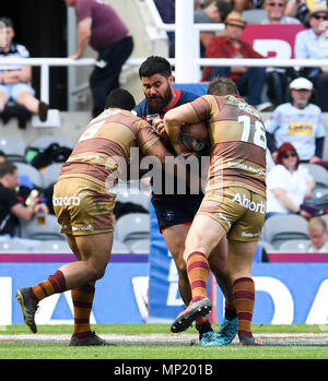 Newcastle, Regno Unito. Il 20 maggio 2018. Betfred Super League Magic Weekend, Wakefield Trinity v Huddersfield Giants; Wakefield Trinity Wildcats' David Fifita viene affrontato da Huddersfield Giants' Ikahaihifo Sebastiane e Paolo Clough Credito: News immagini /Alamy Live News Foto Stock