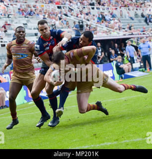 Newcastle, Regno Unito. Il 20 maggio 2018. Betfred Super League Magic Weekend, Wakefield Trinity v Huddersfield Giants; Huddersfield Giants' Lee Gaskell viene affrontato da Wakefield Trinity Wildcats' Mason Caton-Brown e Bill Tupou Credito: News immagini /Alamy Live News Foto Stock