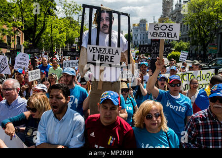 Madrid, Spagna. Il 20 maggio 2018. I venezuelani che protestavano contro Nicolas Maduro come le elezioni presidenziali hanno luogo nel loro paese. A Madrid, Spagna. Credito: Marcos del Mazo/Alamy Live News Foto Stock