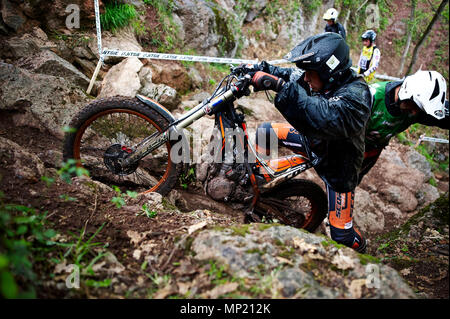 Camprodon, Girona, Spagna. Il 20 maggio 2018. Prova FIM Campionati del Mondo, Spagna; Lorenzo Gandola della prova2 classe in azione durante la gara bagnata Credito: Azione Sport Plus/Alamy Live News Foto Stock