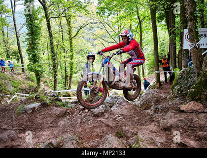 Camprodon, Girona, Spagna. Il 20 maggio 2018. Prova FIM Campionati del Mondo, Spagna; Albert Cabestany della classe TrialGP in azione durante la gara bagnata Credito: Azione Sport Plus/Alamy Live News Foto Stock