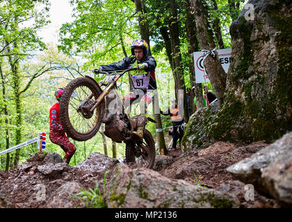 Camprodon, Girona, Spagna. Il 20 maggio 2018. Prova FIM Campionati del Mondo, Spagna; Adam Raga della classe TrialGP in azione durante la gara bagnata Credito: Azione Sport Plus/Alamy Live News Foto Stock