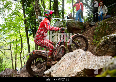 Camprodon, Girona, Spagna. Il 20 maggio 2018. Prova FIM Campionati del Mondo, Spagna; Jaime Busto della classe TrialGP in azione durante la gara bagnata Credito: Azione Sport Plus/Alamy Live News Foto Stock