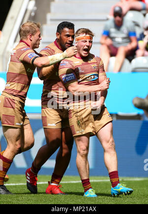 St James Park, Newcastle, Regno Unito. Il 20 maggio 2018. Dacia Magic Weekend di Rugby League; Wakefield Trinity versus Huddersfield Giants; Adam O'Brien di Huddersfield Giants celebra con Ukuma Ta'ai di Huddersfield Giants e Ryan Hinchcliffe di Huddersfield Giants dopo egli punteggi a provare nel XVIII minute Credito: Azione Sport Plus/Alamy Live News Foto Stock