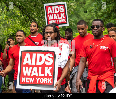 New York, Stati Uniti d'America. Il 20 maggio 2018. I partecipanti a piedi attraverso il parco centrale durante il 2018 gli aiuti a piedi, un evento di beneficenza in cui decine di migliaia di persone a piedi o esegui per sollevare milioni di uomini gay la crisi di salute e altri tri-AIUTI DI STATO le organizzazioni di servizio per questo anno di AIDS a piedi New York. Foto di Enrique Shore Credit: Enrique Shore/Alamy Live News Foto Stock