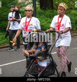 New York, Stati Uniti d'America. Il 20 maggio 2018. I partecipanti a piedi attraverso il parco centrale durante il 2018 gli aiuti a piedi, un evento di beneficenza in cui decine di migliaia di persone a piedi o esegui per sollevare milioni di uomini gay la crisi di salute e altri tri-AIUTI DI STATO le organizzazioni di servizio per questo anno di AIDS a piedi New York. Foto di Enrique Shore Credit: Enrique Shore/Alamy Live News Foto Stock