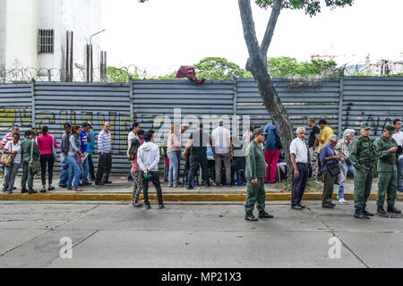 Caracas, Venezuela. Il 20 maggio 2018. Gli elettori si vede il rivestimento fino a essere registrati a votare nelle elezioni. Le elezioni presidenziali chiamato dall'Assemblea Nazionale Costituente sono stati effettuati con calma in Venezuela. Poche persone hanno partecipato e punti di governo sono stati visti, chiamato puntini rossi, nella periferia di centri di polling che ha chiesto al governo di assistenza sociale documento di identificazione noto come "carnet de la patria di un paese (scheda) dove dovrebbero indicare che essi avevano già votato per Maduro. Credito: SOPA Immagini limitata/Alamy Live News Foto Stock