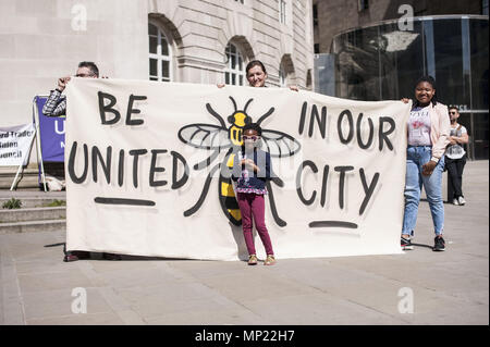 Manchester, Greater Manchester, UK. 19 Maggio, 2018. I manifestanti riuniti in piazza San Pietro in Manchester come parte della UAF rally e marzo in vista del rally di FLA. Uniti contro il razzismo protesta contro la Football Lads associazione al Rally di Castlefield Arena di Manchester a quasi un anno dopo il Manchester Arena bomba. Credito: Steven velocità SOPA/images/ZUMA filo/Alamy Live News Foto Stock