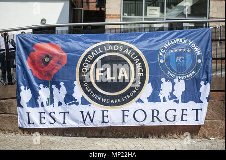 Manchester, Greater Manchester, UK. 19 Maggio, 2018. Giorni prima dell'anniversario della bomba di Manchester Football Lads Associazione tenere un rally in Castlefield Arena nel centro della citta'. Uniti contro il razzismo protesta contro la Football Lads associazione al Rally di Castlefield Arena di Manchester a quasi un anno dopo il Manchester Arena bomba. Credito: Steven velocità SOPA/images/ZUMA filo/Alamy Live News Foto Stock