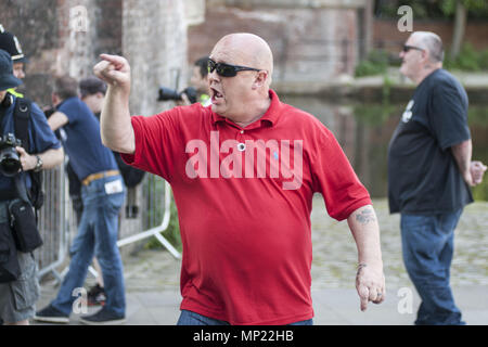 Manchester, Greater Manchester, UK. 19 Maggio, 2018. Un membro della Football Lads Associazione a loro nel rally di Castlefield Arena di Manchester giorni prima dell'anniversario della bomba di Manchester. Uniti contro il razzismo protesta contro la Football Lads associazione al Rally di Castlefield Arena di Manchester a quasi un anno dopo il Manchester Arena bomba. Credito: Steven velocità SOPA/images/ZUMA filo/Alamy Live News Foto Stock