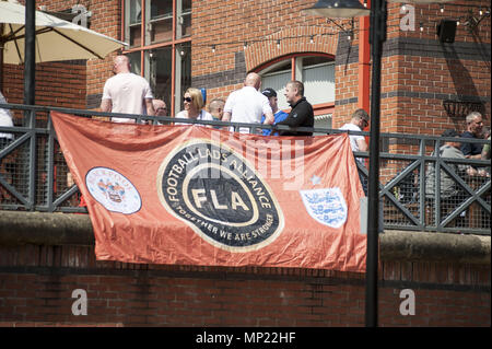 Manchester, Greater Manchester, UK. 19 Maggio, 2018. Un banner al football Lads Association nel rally di Castlefield Arena di Manchester giorni prima dell'anniversario della bomba di Manchester. Uniti contro il razzismo protesta contro la Football Lads associazione al Rally di Castlefield Arena di Manchester a quasi un anno dopo il Manchester Arena bomba. Credito: Steven velocità SOPA/images/ZUMA filo/Alamy Live News Foto Stock