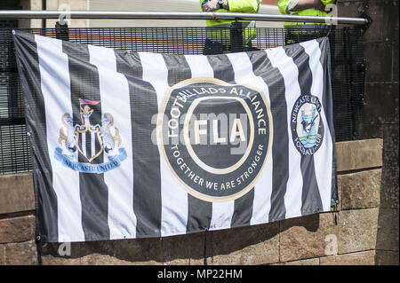 Manchester, Greater Manchester, UK. 19 Maggio, 2018. Un banner al football Lads Association nel rally di Castlefield Arena di Manchester giorni prima dell'anniversario della bomba di Manchester. Uniti contro il razzismo protesta contro la Football Lads associazione al Rally di Castlefield Arena di Manchester a quasi un anno dopo il Manchester Arena bomba. Credito: Steven velocità SOPA/images/ZUMA filo/Alamy Live News Foto Stock