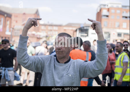 Manchester, Greater Manchester, UK. 19 Maggio, 2018. Un membro della Football Lads Association nel rally di Castlefield Arena di Manchester giorni prima dell'anniversario della bomba di Manchester. Uniti contro il razzismo protesta contro la Football Lads associazione al Rally di Castlefield Arena di Manchester a quasi un anno dopo il Manchester Arena bomba. Credito: Steven velocità SOPA/images/ZUMA filo/Alamy Live News Foto Stock