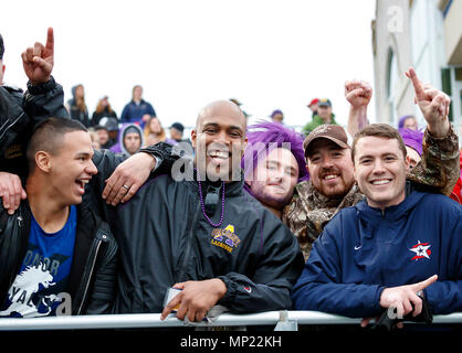 Uniondale, NY, STATI UNITI D'AMERICA. 19 Maggio, 2018. Ventole festeggiare la vittoria come UAlbany maschile di Lacrosse sconfigge Denver 15-13 Maggio su 19 nel torneo del NCAA Quarti di finale. Credito: csm/Alamy Live News Foto Stock