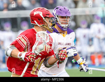 Uniondale, NY, STATI UNITI D'AMERICA. 19 Maggio, 2018. Danny Logan (#19) cancella come UAlbany maschile di Lacrosse sconfigge Denver 15-13 Maggio su 19 nel torneo del NCAA Quarti di finale. Credito: csm/Alamy Live News Foto Stock