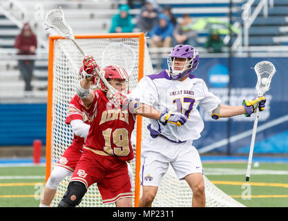 Uniondale, NY, STATI UNITI D'AMERICA. 19 Maggio, 2018. Jakob Patterson (#17) attacca come UAlbany maschile di Lacrosse sconfigge Denver 15-13 Maggio su 19 nel torneo del NCAA Quarti di finale. Credito: csm/Alamy Live News Foto Stock