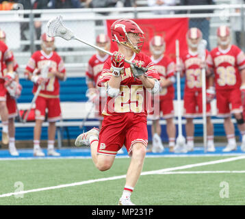 Uniondale, NY, STATI UNITI D'AMERICA. 19 Maggio, 2018. Zach Runberg (#25) guarda a sparare come UAlbany maschile di Lacrosse sconfigge Denver 15-13 Maggio su 19 nel torneo del NCAA Quarti di finale. Credito: csm/Alamy Live News Foto Stock