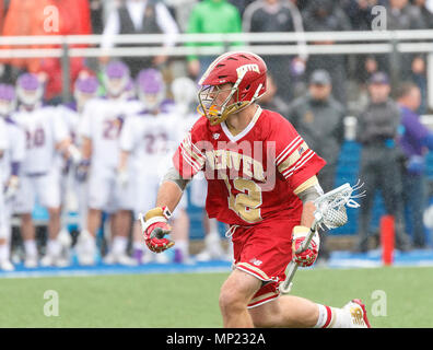 Uniondale, NY, STATI UNITI D'AMERICA. 19 Maggio, 2018. Joe Reid (#12) attacca come UAlbany maschile di Lacrosse sconfigge Denver 15-13 Maggio su 19 nel torneo del NCAA Quarti di finale. Credito: csm/Alamy Live News Foto Stock