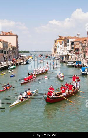 Venezia, Veneto, Italia. Il 20 maggio 2018. La diversità di barche partecipanti alla 44th Vogalonga regata di canottaggio sul Canale di Cannaregio. Si tratta di un non-regata competitiva per celebrare l'arte di canottaggio e qualsiasi uomo-powered imbarcazione può entrare. Intorno al 2100 le barche sono detti avere inserito quest'anno. Credit MCpicsAlamy Live News Foto Stock