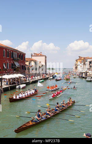 Venezia, Veneto, Italia. Il 20 maggio 2018. La diversità di barche partecipanti alla 44th Vogalonga regata di canottaggio sul Canale di Cannaregio. Si tratta di un non-regata competitiva per celebrare l'arte di canottaggio e qualsiasi uomo-powered imbarcazione può entrare. Intorno al 2100 le barche sono detti avere inserito quest'anno. Credit MCpicsAlamy Live News Foto Stock