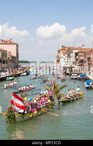 Venezia, Veneto, Italia. Il 20 maggio 2018. La diversità di barche partecipanti alla 44th Vogalonga regata di canottaggio sul Canale di Cannaregio. Si tratta di un non-regata competitiva per celebrare l'arte di canottaggio e qualsiasi uomo-powered imbarcazione può entrare. Intorno al 2100 le barche sono detti avere inserito quest'anno. Credit MCpicsAlamy Live News Foto Stock