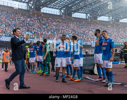 Napoli, campania, Italy. Il 20 maggio 2018. Il team di SSC Napoli salutare i fan dopo il match tra SSC Napoli e FC Crotone presso lo Stadio San Paolo. Credito: Ernesto Vicinanza/SOPA Immagini/ZUMA filo/Alamy Live News Foto Stock