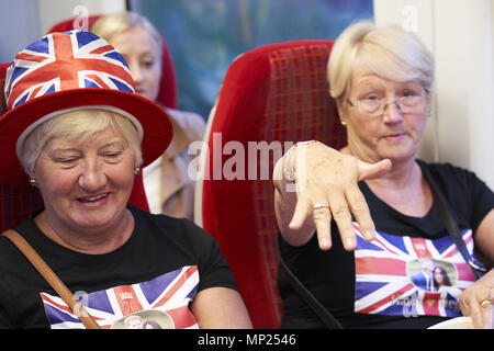 Windsor, Regno Unito. 19 Maggio, 2018. aPeople viaggio in treno da Londra a Windsor a 5:00 am. ahaed il Royal Wedding del principe Harry e Meghan Markle il 19 maggio 2018 in Windsor, Berkshire, Regno KingdomAtmosphere, ventole, bandiere con Harry e Meghan immagini ahaed il Royal Wedding del principe Harry e Meghan Markle il 19 maggio 2018 in Windsor, Berkshire, Regno Unito Credit: Jack Abuin/ZUMA filo/Alamy Live News Foto Stock